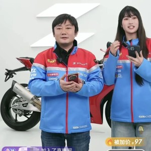 开云直播公司-45秒500万！张雪直播间拍卖冠军复刻赛车“光速”成交