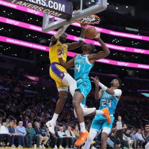 开云-根本不防守！詹姆斯只顾刷分！三球打爆湖人，东契奇空砍39+3+4